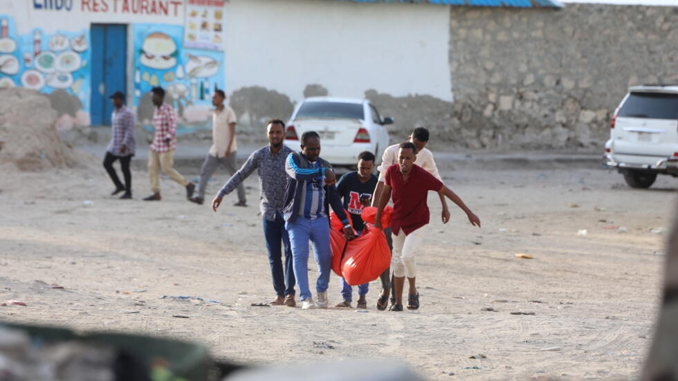 مقتل 32 شخصا وإصابة 63 بجروح بهجوم على شاطئ شعبي في الصومال