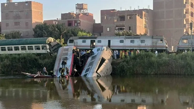 العربات سقطت في النهر.. 20 مصاباً جراء اصطدام جرار بمؤخرة قطار بجنوب مصر