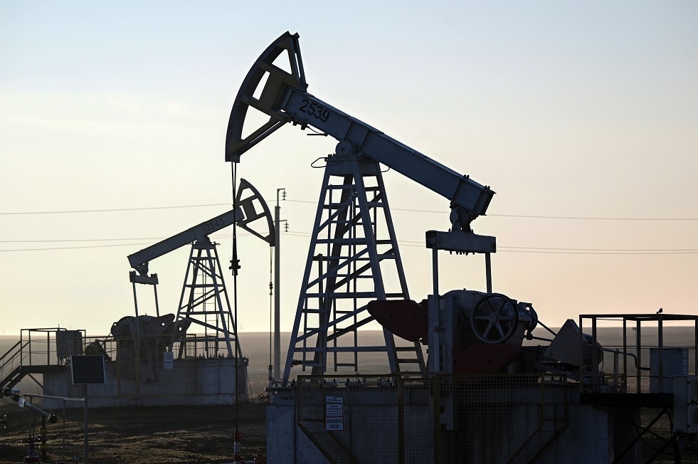 انخفاض أسعار النفط وبرميل برنت فوق 64 دولاراً 